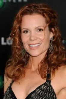 Robyn Lively como: Claire Dreyer
