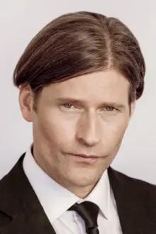 Crispin Glover como: George McFly