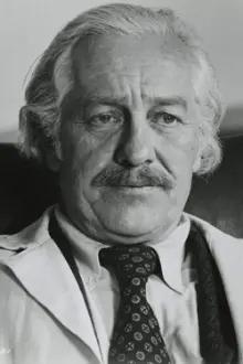 Strother Martin como: Trumbull