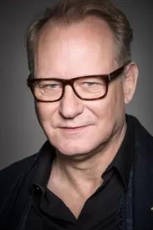 Stellan Skarsgård como: Father Lankester Merrin