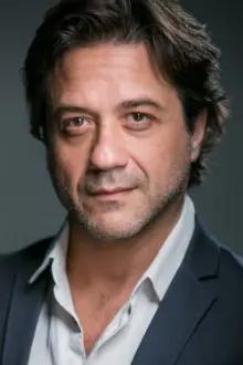 Enrique Arce como: Tomás López