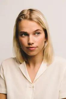 Thea Sofie Loch Næss como: Lacy