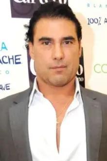 Eduardo Yáñez como: Santiago Guzman