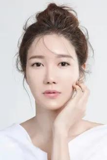 Lee Ji-ah como: Sarah Kim