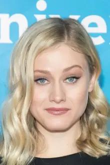 Olivia Taylor Dudley como: Carrie