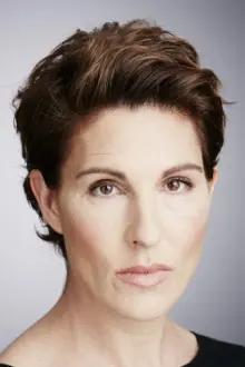 Tamsin Greig como: DCI Maggie Brand