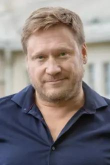 Samuli Edelmann como: Viktor Kärppä