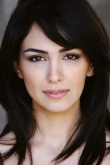 Nazanin Boniadi como: Clare