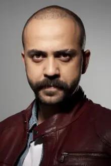 Sarp Akkaya como: Murat