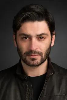 Ozan Akbaba como: Uzm. Dr. Hakan Aydıner/Kemal Demir