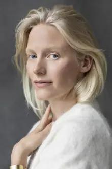 Laura Birn como: Anne Määttä