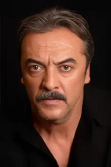 Mesut Akusta como: Kendal Şamverdi