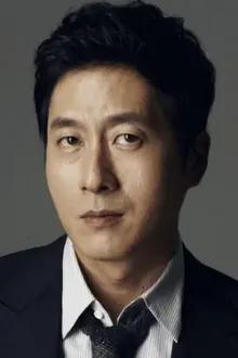 Kim Joo-hyuk como: Yoo Gwang-sik