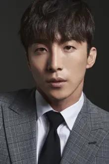 Dong Hyun-bae como: Yoon Taek-han