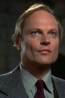 Christopher Neame como: Father Llewellyn