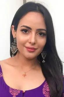 Aanchal Munjal como: Neena