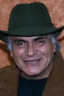 Salvador Pineda como: Esteban Serrano