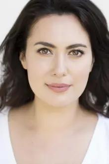 Yasmine Akram como: Lara