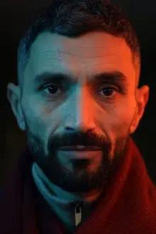 Ziad Bakri como: Bassel