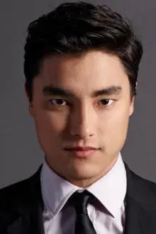 Remy Hii como: Peter Maxwell