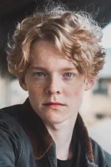 Lucas Lynggaard Tønnesen como: Oliver