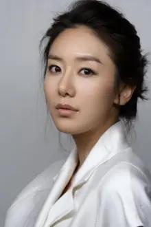 Yoon Jung-hee como: Kim Young-Sun