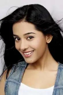Amrita Rao como: Poonam Mishra