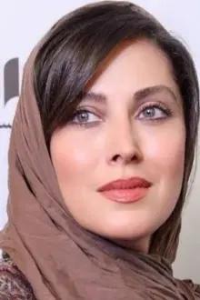 Mahtab Keramati como: Afghan Woman