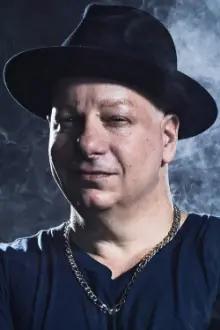 Jeff Ross como: Bank Manager