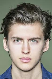Dempsey Bryk como: Steven (Young Adult)