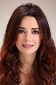 Özgü Namal como: Şenay