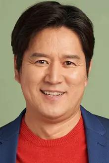 Byun Woo-min como: Dong-jin