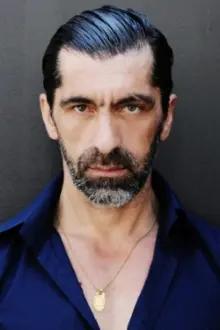 Erdal Yildiz como: Hassan