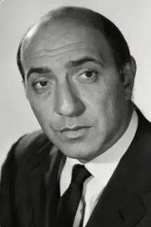 George Pastell como: Inspector Etienne
