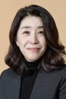 Kim Mi-kyeong como: Official Kim