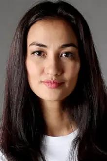 Atiqah Hasiholan como: Yasnina Putri