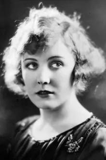 Edna Purviance como: Miss Brown - The Girl