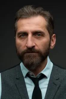 Tim Seyfi como: Mustafa Öztürk
