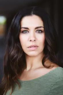 Nicole Chamoun como: Amirah Al-Amir