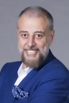 Hamdi Alkan como: Pehlivan