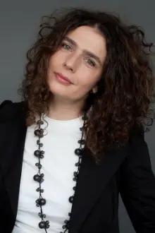 Arsinée Khanjian como: Azah Deryan