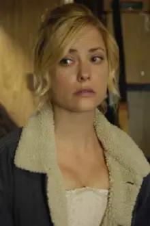 Amy Lalonde como: Miss Pearce