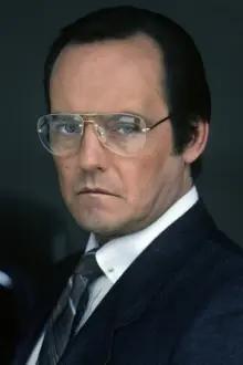 Dennis Lipscomb como: Lieutenant Hutchison