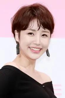 Yoon Jin-yi como: Ahn Ah-rim
