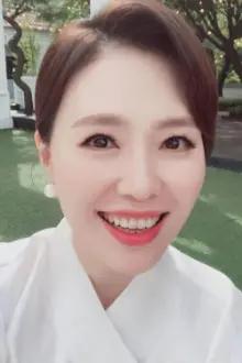 Ha Hee-ra como: Park Ji-eun