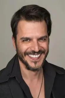 Mehmet Günsür como: Giovanni