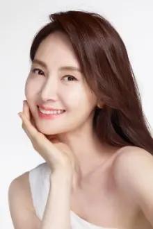 Chae Shi-ra como: Kim Hyun-Sook