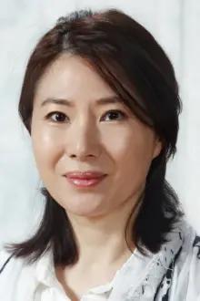 Hwang Young-hee como: Cha Shik's mother