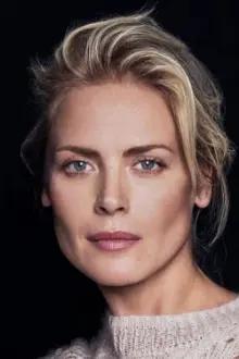 Synnøve Macody Lund como: Cecilia Pederson