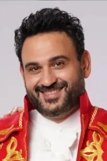 Akram Hosni como: Amr